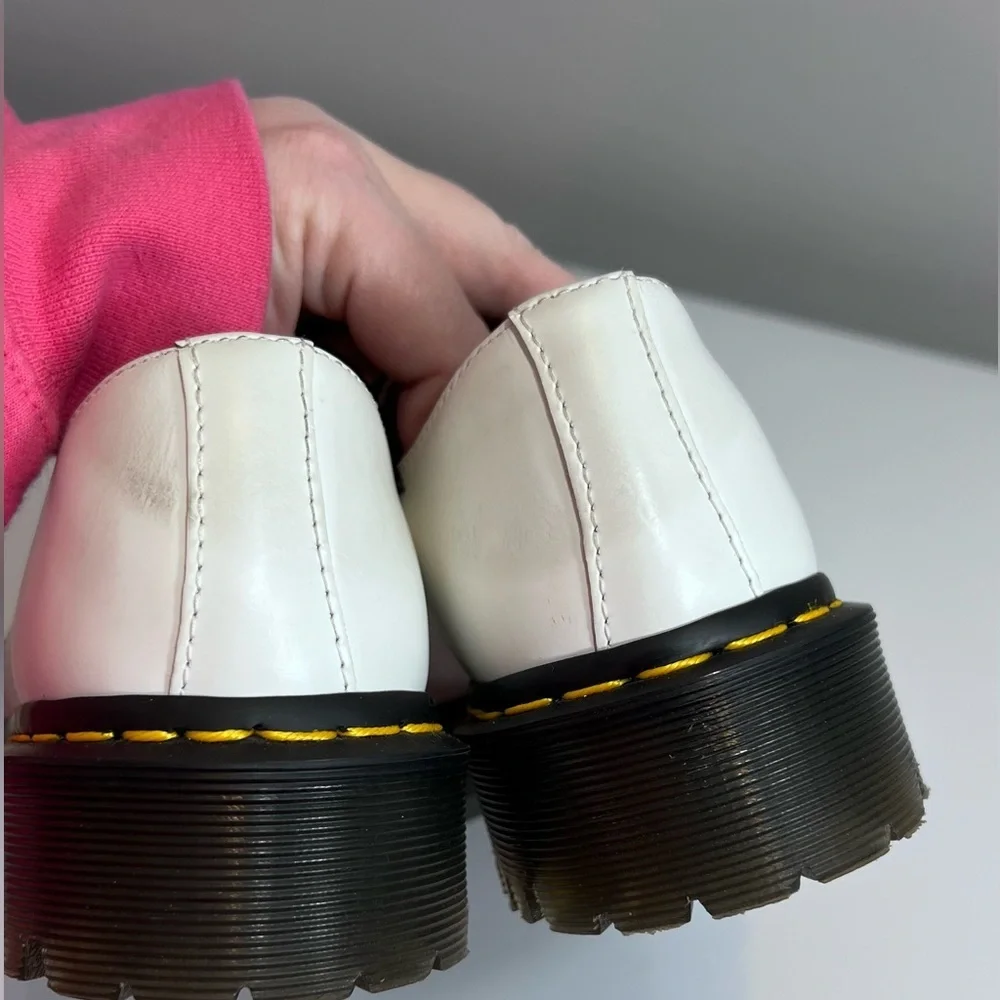 Dr. Martens 1461 Smooth Leather Oxford shoe in white. Like new size 6 US